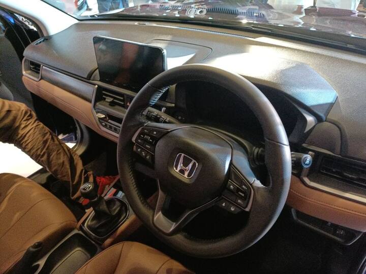 पावरट्रेन के तौर पर इसमें 121bhp के आउटपुट वाला 1.5 लीटर पेट्रोल इंजन दिया गया है. यही इंजन होंडा सिटी में मिलता है साथ ही इसमें 6-स्पीड मैनुअल के साथ-साथ सीवीटी ऑटोमेटिक भी मिलता है. एलिवेट CVT ऑटोमेटिक में गियर बदलने के लिए मैन्युअल कंट्रोल के मामले में पैडल शिफ्टर्स भी मिलेंगे.