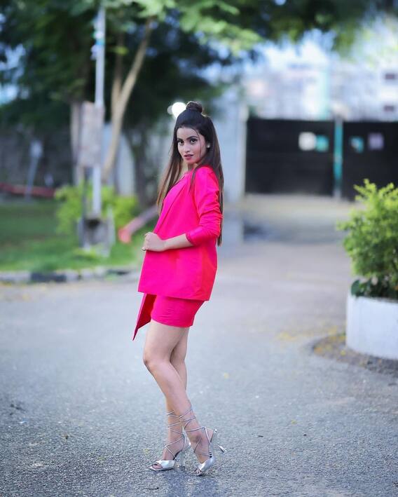 Deepika Pilli HD Images : దీపికా పిల్లి - ఫోజులిస్తూ నవ్వింది మళ్ళీ మళ్ళీ
