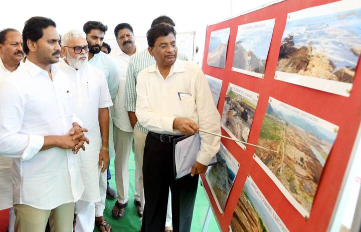 ప్రాజెక్ట్ పరిస్దితులపై సీఎంకు వివరిస్తున్న అధికారులు