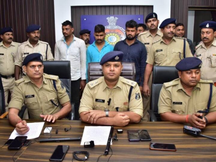 Durg: शराब पिलाने के बाद गला दबाकर की दोस्त की हत्या, बोरे में भरने के लिए आरी से काटा शव Chhattisgarh: Police disclosed the kidnapping and murder of a young man in Durg, three accused arrested ann Durg: शराब पिलाने के बाद गला दबाकर की दोस्त की हत्या, बोरे में भरने के लिए आरी से काटा शव