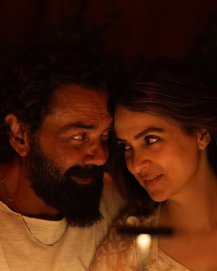 तस्वीरों में दोनों ट्विनिंग किए हुए है. बॉबी जहां क्रीम टीशर्ट में हैंडसम लग रहे हैं वहीं तान्या भी क्रीम डीपनेक शर्ट में काफी गॉर्जियस लग रही हैं.