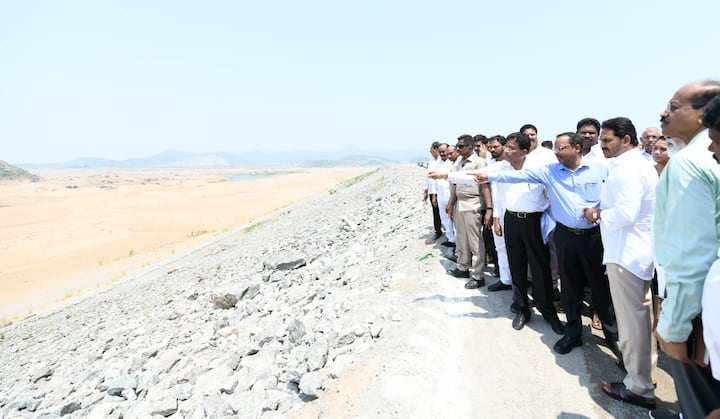 పోలవరం కాలవ పనులు పరిశీలిస్తున్న సీఎం జగన్