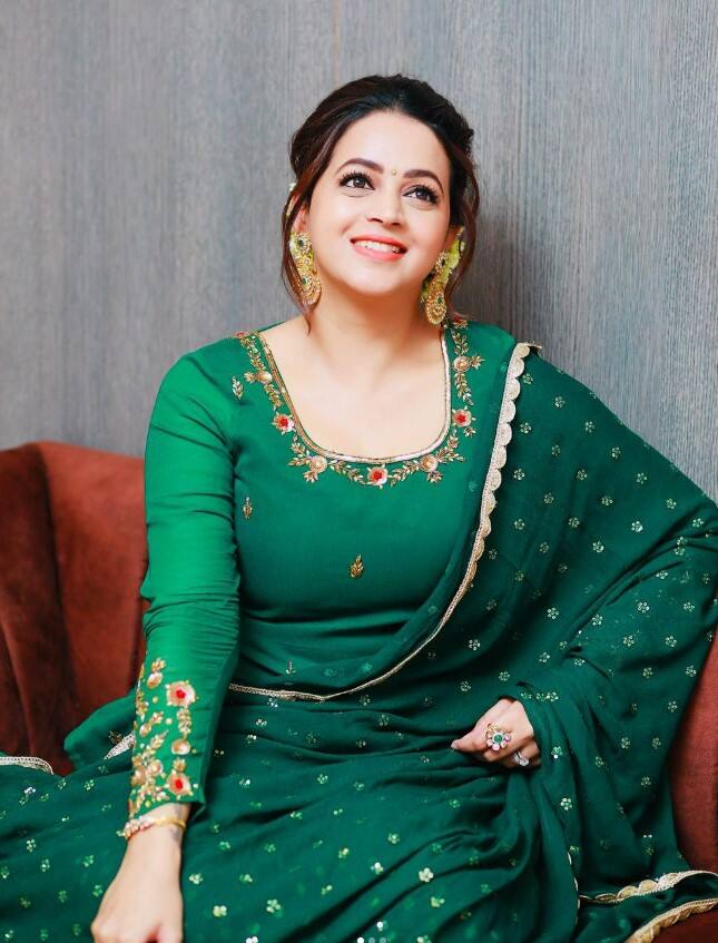 பாவனா 80க்கும் மேற்பட்ட படங்களில் நடித்து, பல விருதுகளையும் பெற்றுள்ளார்.