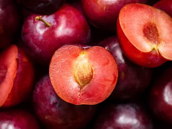 How plum is the best fruit for weight loss Read to know क्या सही में आलूबुखारा खाने से पिघलने लगती है पेट की चर्बी... जिन्हें पतला होना है वो जरूर पढ़ें