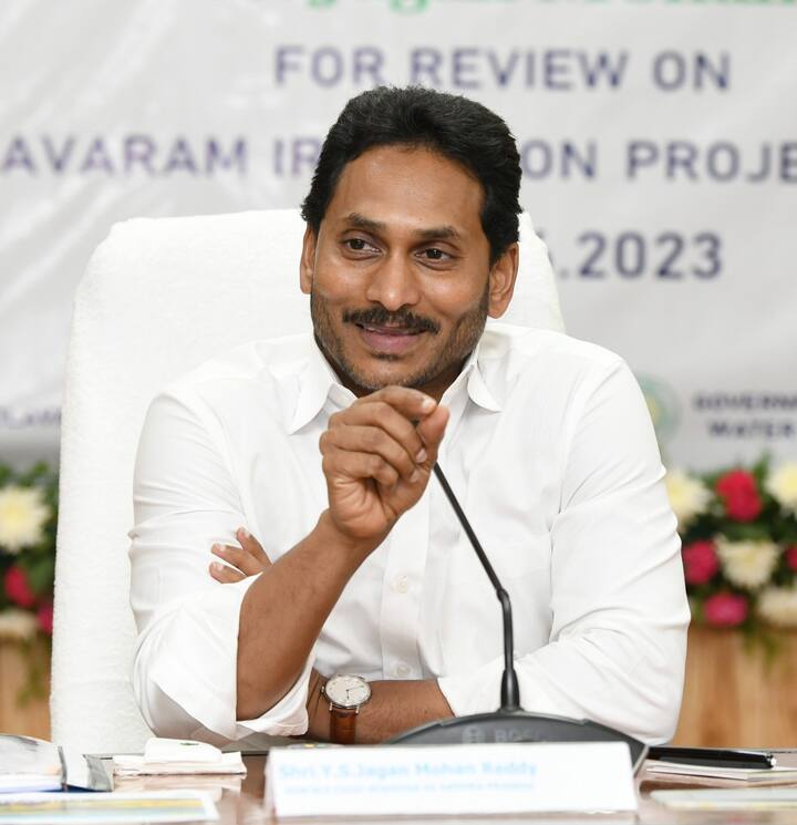 పోలవరంపై అధికారులతో సమావేశం అయిన ముఖ్యమంత్రి
