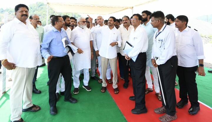 పోలవరం సైట్ లో ప్రాజెక్ట్ గురిచి సీఎం కు వివరిస్తున్న అధికారులు