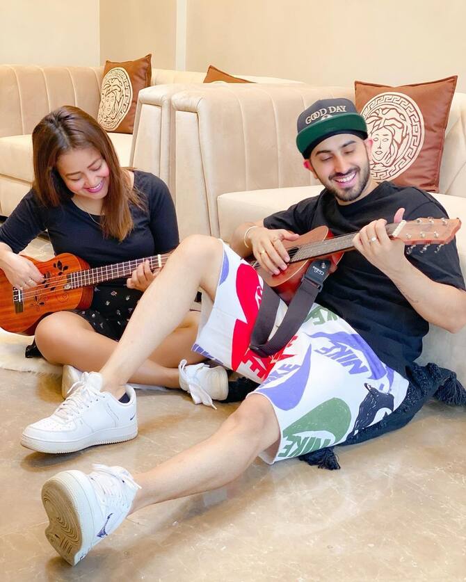 Neha Kakkar Rohanpreet Singh Mumbai Luxury House Inside Photos See Here |  पति के साथ मुंबई के इस लग्जरी फ्लैट में रहती हैं Neha Kakkar, यहां देखिए  सिंगर के लिविंग से लेकर