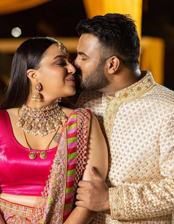 स्वरा ने अपनी हल्दी, मेहंदी, शादी और रिसेप्शन की तस्वीरें अपने इंस्टाग्राम हैंडल पर शेयर की थीं.