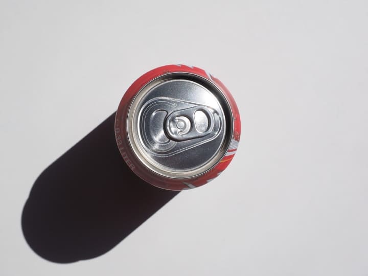 History of coca cola know how this soft drink made गर्मी से राहत देने वाली Coca Cola के नाम की क्या है कहानी? नाम में छुपी ये खास बात