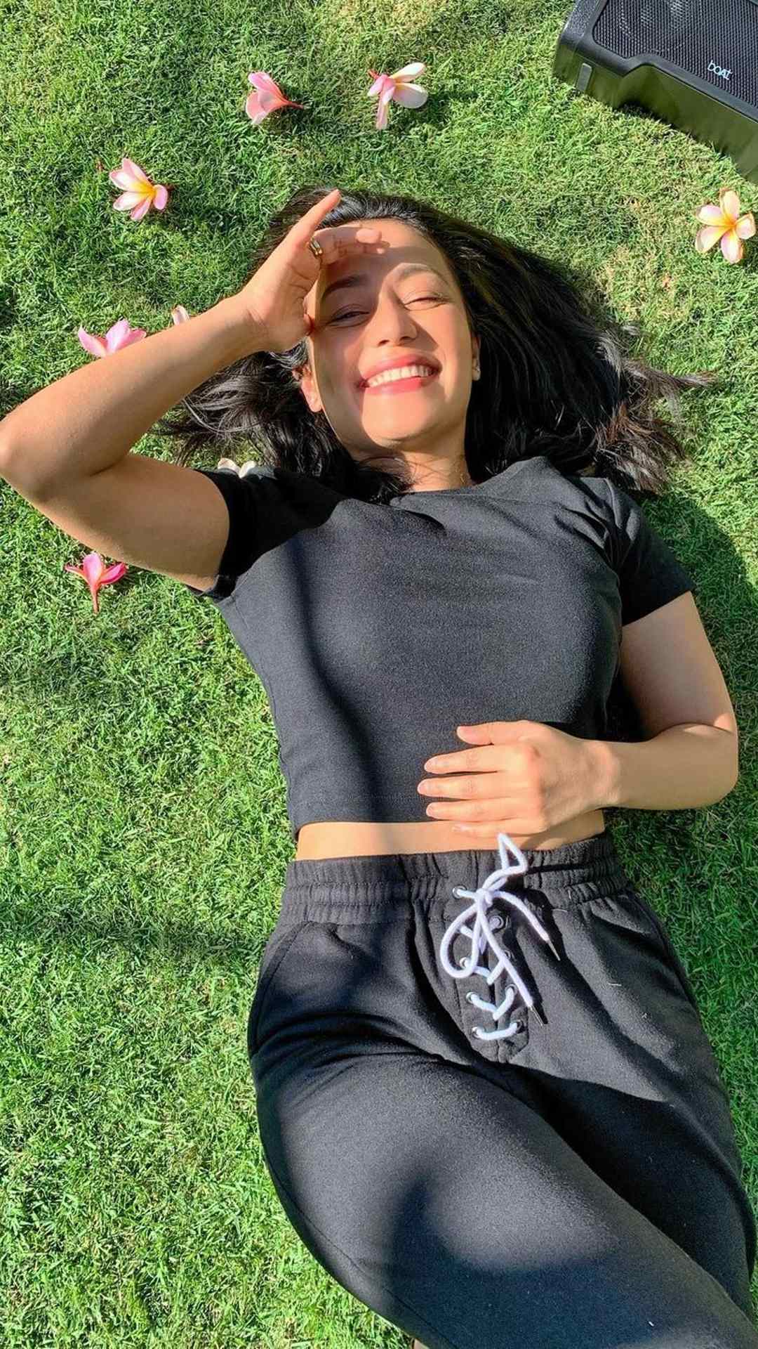 Neha kakkar on sale dress style photo