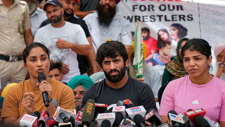 Wrestlers Protest: Wrestlers can come to Delhi today after the call for talks with the government, meeting called Wrestlers Protest: સરકારની પહેલ બાદ દિલ્હી જઈ શકે છે કુસ્તીબાજો, રેસલર્સે યોજી મીટિંગ