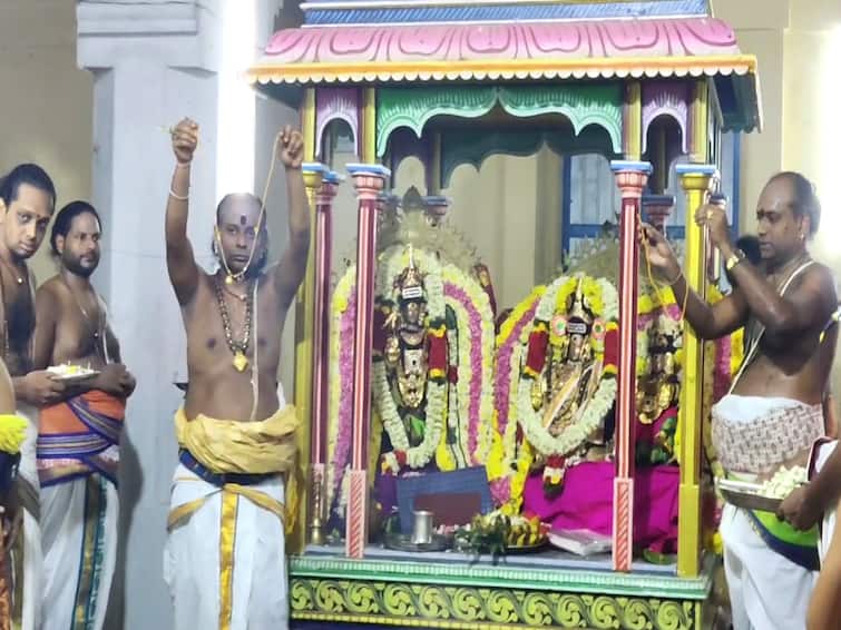 dharmapuram Adheenam temple marriage festival TNN தருமபுரம் ஆதீனத்தில் திருக்கல்யாண உற்சவம் - பாரம்பரிய முறைப்படி 5 கிராம மக்களுக்கு செலவுக்கு பணம் அளித்து, கல்யாண விருந்து வைத்த தருமபுரம் ஆதீனம்!