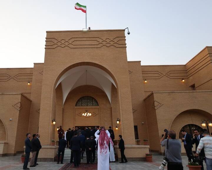 सऊदी अरब की राजधानी रियाद स्थित ईरानी एम्बेसी कम्पाउंड में एक सेरेमनी का आयोजन किया गया. इस दौरान ईरान के कॉन्स्युलर मामलों के डिप्टी विदेश मंत्री ने कहा- ये दिन ईरान और सऊदी के रिश्तों के लिए अहम है. उन्होंने कहा कि हमें उम्मीद है कि इससे क्षेत्र स्थिरता और विकास की तरफ आगे बढ़ेगा.