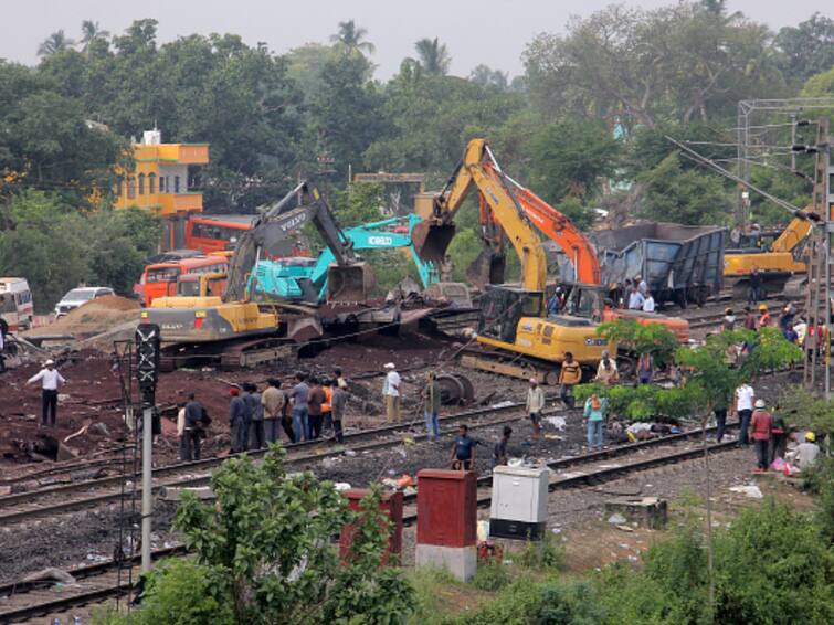 Balasore train accident Seven railway employees suspended Odisha Train Tragedy know all details Odisha Train Accident: ওড়িশা ট্রেন দুর্ঘটনায় সাসপেন্ড আরও ৪ রেলকর্মী, অভিযোগ 'সজাগ ছিলেন না তাঁরা'