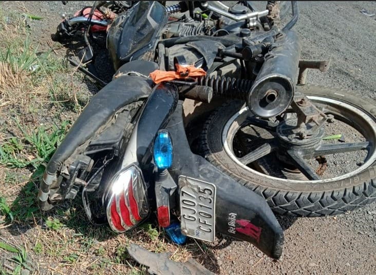 Mahisagar: JCBએ ટક્કર મારતા બાઈક સવાર બે યુવકોના ઘટના સ્થળે જ મોત, યુવકના પેટમાં પડી ગયો ખાડો Accident between JCB and bike in Mahisagar, two youths Dead Mahisagar: JCBએ ટક્કર મારતા બાઈક સવાર બે યુવકોના ઘટના સ્થળે જ મોત, યુવકના પેટમાં પડી ગયો ખાડો