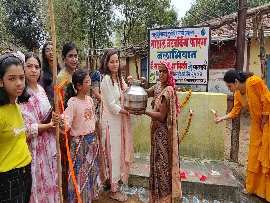 Mistry family of Nashik solved water problem of peth village in memory of son who dies in Covid crisis Nashik Maharashtra Nashik Water Crisis : नाशिकच्या मिस्त्री कुटुंबीयांनी मुलाच्या स्मरणार्थ दिलं घराघरांत पाणी, पाण्यासाठी पायपीट करणारं गाव केलं पाणी टंचाईमुक्त