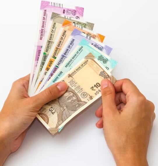 ਅਜਿਹੀ ਹੀ ਇੱਕ ਯੋਜਨਾ ਪ੍ਰਧਾਨ ਮੰਤਰੀ ਕਿਸਾਨ ਸਨਮਾਨ ਨਿਧੀ ਯੋਜਨਾ ਹੈ। ਇਸ ਸਕੀਮ ਤਹਿਤ ਹਰ ਸਾਲ ਸਰਕਾਰ ਵੱਲੋਂ ਕਿਸਾਨਾਂ ਨੂੰ 6 ਹਜ਼ਾਰ ਰੁਪਏ ਦਿੱਤੇ ਜਾਂਦੇ ਹਨ। ਇਹ ਸਕੀਮ ਪੂਰੇ ਦੇਸ਼ ਵਿੱਚ ਲਾਗੂ ਹੈ।