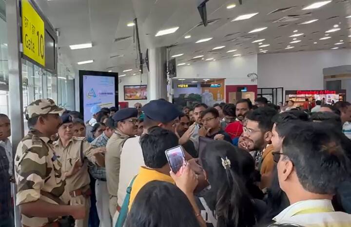 जोपर्यंत आमचं विमान येत नाही तोपर्यंत कोणतंही विमान जाऊ देणार नसल्याची भूमिका प्रवाशांनी घेतली आहे.