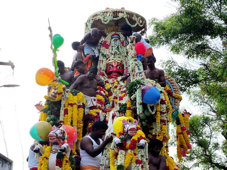 Villupuram The Pannavalam Koothandavar Temple Chariot celebration வெகு விமரிசையாக நடந்த பெண்ணைவலம் கூத்தாண்டவர் கோயில் தேரோட்டம்.. ஆயிரக்கணக்கான பக்தர்கள் சுவாமி தரிசனம்