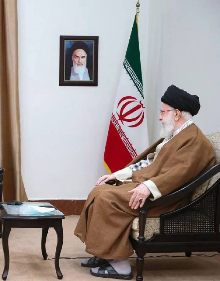 सऊदी अरब ने ईरान के अली खमेनेई (Ali Khamenei) को रियाद की यात्रा के लिए आमंत्रित किया है. अली खमेनेई ईरान के सर्वोच्च नेता (Supreme Leader of Iran) हैं. ये 1981 से 1989 तक ईरान के राष्ट्रपति रहे. अब भी इनका वहां बड़ा प्रभाव है.