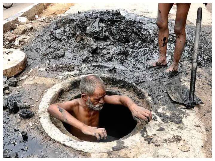 manual scavenging in India Only 66 percent districts are free scavenging thousands of labourers identified Social Justice Ministry report Manual Scavenging: देशभर में हाथ से मैला ढोने से मुक्त हुए महज 66% जिले, हजारों मजदूरों की हुई पहचान
