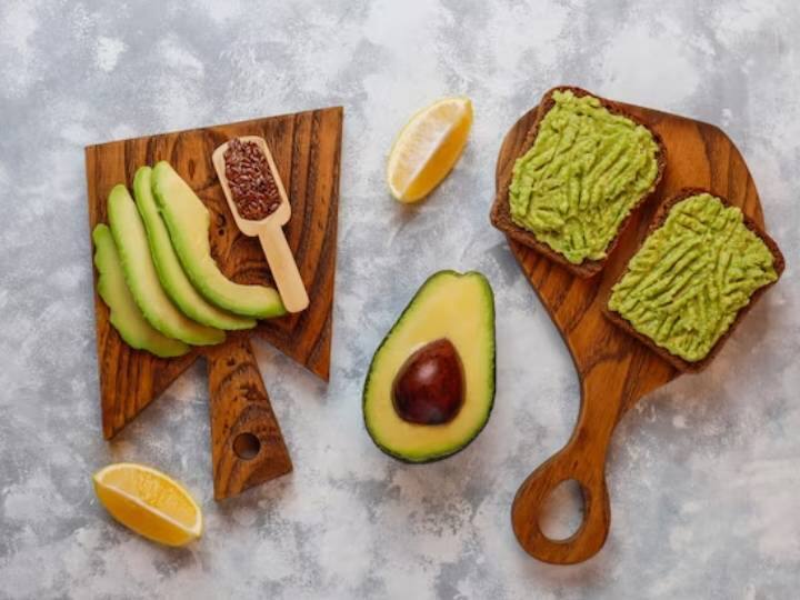 इस सैंडविच को बनाने के लिए आपको एवाकाडो, पालक के पत्ते, क्रोइसैन, तोरी, पनीर और मक्खन की जरूरत पड़ेगी. लास्ट में एक चुटकी मसाला ताकि इसके स्वाद को बढ़ाया जा सके.