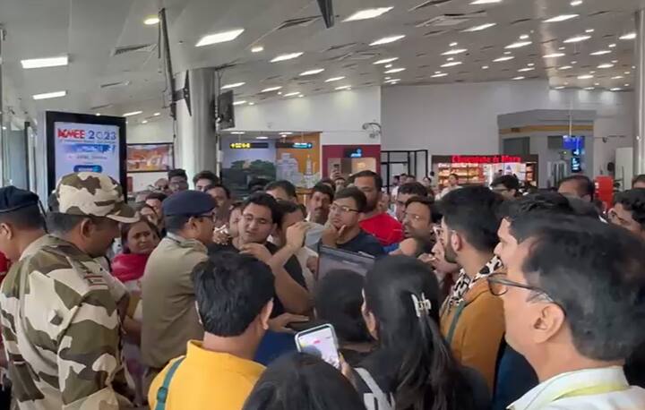 त्यामुळे विमानतळावर प्रवाशांनी गोंधळ घातला आहे.