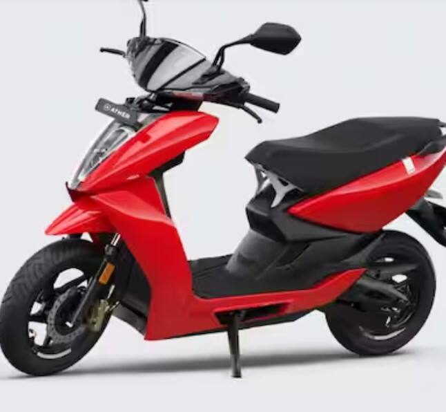 ਅੱਗੇ Ather 450X ਇਲੈਕਟ੍ਰਿਕ ਸਕੂਟਰ ਹੈ। 3.7 kWh ਦੇ ਲਿਥਿਅਮ ਆਇਨ ਪੈਕ ਦੁਆਰਾ ਸੰਚਾਲਿਤ, ਇਹ ਇਲੈਕਟ੍ਰਿਕ ਸਕੂਟਰ 0-40 km/h ਦੀ ਰਫਤਾਰ ਨਾਲ 3.3 ਸਕਿੰਟ ਦਾ ਸਮਾਂ ਲੈਂਦਾ ਹੈ।