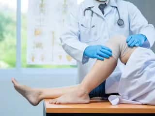Knee tumor : टॉयलेट सीटवर बसताच गुडघ्याचं हाड मोडलं; मेडिकल रिपोर्टमुळे धक्काच बसला!