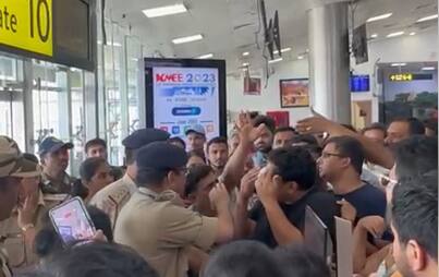 पुणे विमानतळावर पुणे ते बेंगळुरूला जाणारं एयर आशियाचं पहाटे पाच वाजताचं विमान आज दुपारपर्यंत विमान तळावर आलं नसल्याने प्रवाशांनी संताप व्यक्त केला आहे.