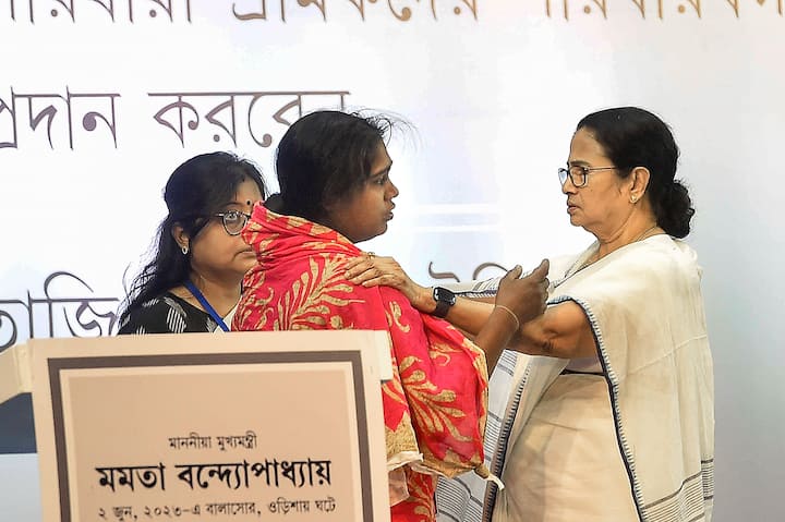 নিহতদের পরিবারের পাশে দাঁড়িয়েছে রাজ্য সরকার। পাশাপাশি আহতদের দিকে সাহায্যের হাত বাড়িয়ে দিয়েছে রাজ্য়।