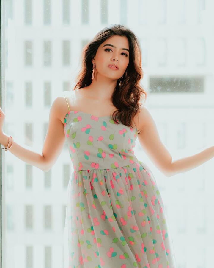 తనకు సెట్ అయ్యే పాత్రలు ఏవీ వచ్చినా చేస్తానంటోన్న ఈ కన్నడ బ్యూటీ.. గ్లామర్ రోల్స్ తనకు కంఫర్టబుల్ గా ఉండవంటోంది. వరుస ఆఫర్స్ అందిపుచ్చుకుంటున్న అమృత ప్రస్తుతం తేజ్ సజ్జాతో హనుమాన్ మూవీతో పాటూ మరో కన్నడ ప్రాజెక్ట్ లో నటిస్తోంది.