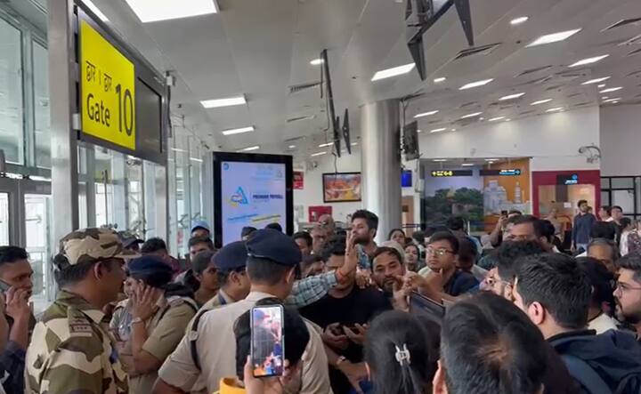 पुणे ते बेंगळुरूला जाण्यासाठी नियोजित एआयएक्स कनेक्ट फ्लाइटला तांत्रिक समस्येमुळे उशीर झाला आहे. मात्र प्रवाशांची योग्य काळजी आणि त्यांना योग्य सुविधा देणार असल्याचं एअर एशिय़ा इंडियाकडून सांगण्यात आलं आहे.