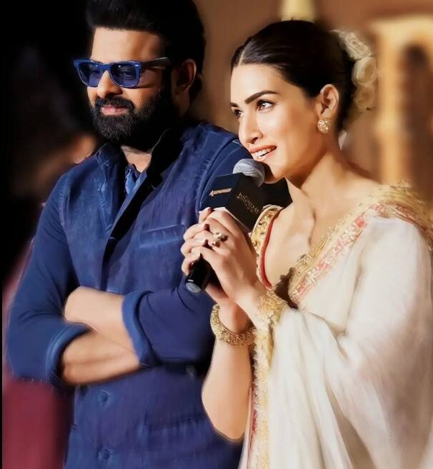 मंगलवार की शाम को तिरुपति में प्रभास और कृति सेनन स्टारर फिल्म आदिपुरुष के प्री-रिलीज लॉन्च इवेंट पर फिल्म का फाइनल ट्रेलर रिलीज किया गया. 16 जून को रिलीज होने वाली यह फिल्म रामायण पर आधारित है. फिल्म में प्रभास राघव और कृति  जानकी के रोल में हैं.