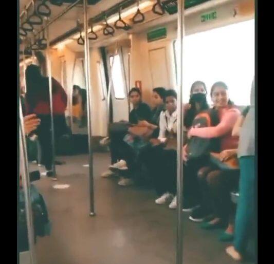 Slippers in the hand of one, bottle in the hand of the other, women cursed in the metro Viral Video: ਇੱਕ ਦੇ ਹੱਥ 'ਚ ਚੱਪਲ, ਦੂਜੇ ਦੇ ਹੱਥ 'ਚ ਬੋਤਲ, ਔਰਤਾਂ ਨੇ ਕੱਢਿਆ ਮੈਟਰੋ ਚ ਗਾਲਾਂ