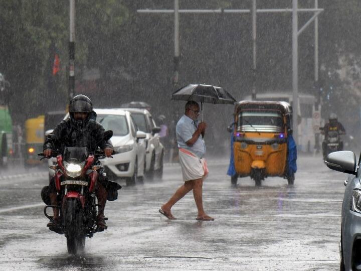 मौसम वैज्ञानिकों का कहना है कि बंगाल की खाड़ी और अरब सागर में चक्रवाती तूफान तीव्र हो रहे हैं और जलवायु परिवर्तन के कारण ये लंबे समय तक काफी सक्रिय बने रह सकते हैं. एक स्टडी के अनुसार अरब सागर में चक्रवाती तूफानों की तीव्रता मानसून के बाद के मौसम में करीब 20 प्रतिशत और मानसून से पहले की अवधि में 40 प्रतिशत बढ़ी है.