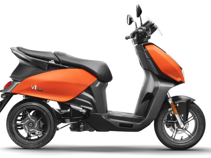 तीसरे नंबर पर हीरो पिछले साल बाजार में पेश किया गया, दिग्गज टू-व्हीलर निर्माता कंपनी हीरो मोटोकॉर्प का विडा वी1 प्रो इलेक्ट्रिक स्कूटर है. इस स्कूटर को 0-40 किलोमीटर/घंटा की स्पीड पकड़ने में केवल 3.2 सेकंड का समय लगता है.