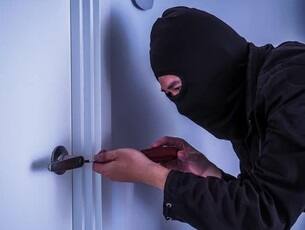 Rajkot: more than 15 lakh rupees looted by kaamwali in rajkot, police investigate Rajkot: રાજકોટમાં કામવાળીની કરતૂત, વૃદ્ધાને બંધક બનાવીને ઘરમાંથી 15 લાખ લૂંટી ફરાર