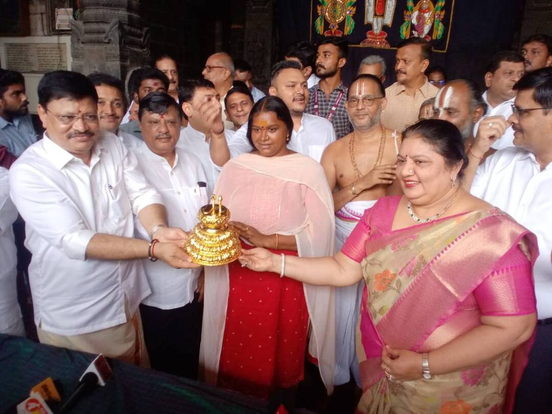 Parthasarathi Temple: சென்னை திருவல்லிக்கேணி பார்த்தசாரதி கோயிலுக்கு அளிக்கப்பட்ட தங்கச்சடாரி.. என்ன சிறப்பு? Parthasarathy temple in triplicane, Chennai was presented with a gold sadari worth 850 grams on behalf of famous jeweler chalani family. Parthasarathi Temple: சென்னை திருவல்லிக்கேணி பார்த்தசாரதி கோயிலுக்கு அளிக்கப்பட்ட தங்கச்சடாரி.. என்ன சிறப்பு?