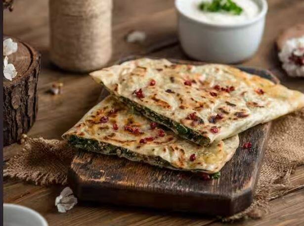 ਜੇਕਰ ਦੁਪਹਿਰ ਦੇ ਖਾਣੇ ਵਿੱਚ ਚਪਾਤੀ ਬਚੀ ਹੈ ਤਾਂ ਤੁਸੀਂ ਇੱਕ ਵੱਖਰੀ ਤਰ੍ਹਾਂ ਦਾ ਡਿਨਰ ਤਿਆਰ ਕਰ ਸਕਦੇ ਹੋ। ਇਸ ਰੈਸਿਪੀ ਦਾ ਨਾਂ ਰੋਟੀ ਸਪੈਸ਼ਲ ਸੈਂਡਵਿਚ ਦੀ ਫਿਊਜ਼ਨ ਰੈਸਿਪੀ ਹੈ। ਜਿਸ ਨੂੰ ਤੁਸੀਂ ਆਸਾਨੀ ਨਾਲ ਬਣਾ ਸਕਦੇ ਹੋ। ਇਸ ਦੇ ਲਈ ਤੁਹਾਨੂੰ ਬਚੀ ਹੋਈ ਚਪਾਤੀ, ਸਬਜ਼ੀਆਂ, ਮਸਾਲੇ ਅਤੇ ਕੁਝ ਚਟਨੀ ਚਾਹੀਦੀ ਹੈ ਤਾਂ ਜੋ ਇਸ ਨੂੰ ਚੰਗੀ ਤਰ੍ਹਾਂ ਭਰਿਆ ਜਾ ਸਕੇ। ਤੁਸੀਂ ਇਸਨੂੰ ਬੱਚਿਆਂ ਅਤੇ ਬੁੱਢਿਆਂ ਦੋਵਾਂ ਨੂੰ ਪਰੋਸ ਸਕਦੇ ਹੋ। ਉਹ ਇਸ ਨੂੰ ਪਸੰਦ ਕਰਨਗੇ। ਜਦੋਂ ਵੀ ਉਨ੍ਹਾਂ ਨੂੰ ਭੁੱਖ ਲੱਗੇ ਤਾਂ ਤੁਸੀਂ ਇਸ ਰੈਸਿਪੀ ਨੂੰ ਆਸਾਨੀ ਨਾਲ ਸਰਵ ਕਰ ਸਕਦੇ ਹੋ। ਇਹ ਨੁਸਖਾ ਤੁਹਾਡੇ ਲਈ ਸਭ ਤੋਂ ਵਧੀਆ ਹੈ ਭਾਵੇਂ ਤੁਸੀਂ ਡਾਈਟ 'ਤੇ ਹੋ। ਤੁਸੀਂ ਇਸ ਨੂੰ ਮੇਅਨੀਜ਼ ਦੇ ਨਾਲ ਖਾ ਸਕਦੇ ਹੋ।