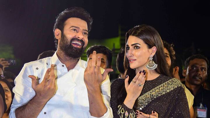 ১৬ তারিখ মুক্তি পাচ্ছে প্রভাস (Prabhas), কৃতি শ্যানন (Kriti Sanon) অভিনীত নতুন ছবি আদিপুরুষ (Adipurush)। আর সেই ছবির ট্রেলার লঞ্চ অনুষ্ঠানের জন্য বিশাল আয়োজন করেছিলেন ছবির নির্মাতারা।