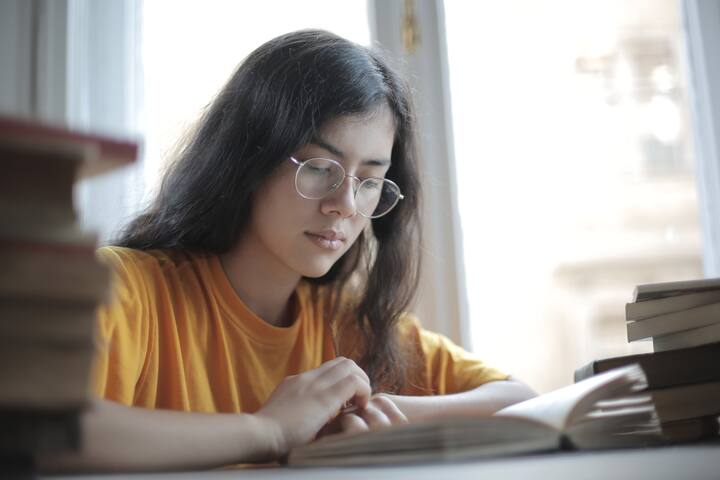 প্রথমেই www.ieltsidpindia.com- এই ওয়েবসাইটে লগ ইন করুন। সেখানেই দেখতে পাবেন- Register for IELTS- একটি অপশন রয়েছে। সেখানে Test Type বেছে নিতে হবে। অ্যাকাডেমিক, জেনারেল এরকম আলাদা টেস্ট টাইপ রয়েছে।