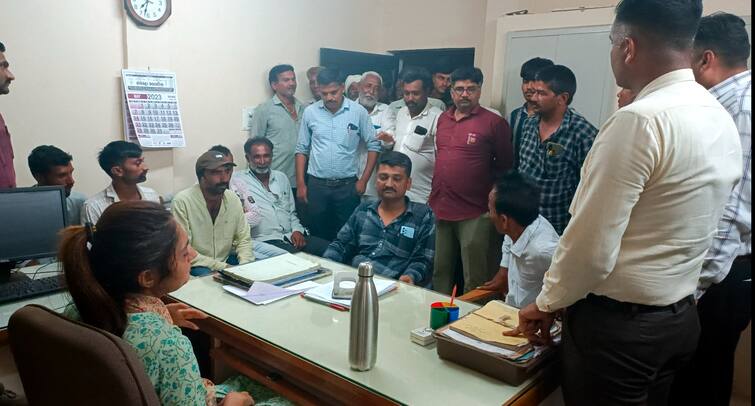 Amreli: Farmers protested outside the office of PGVCL in Amreli's Chalala Amreli: અમરેલીના ચલાલા પંથકમાં ચારથી પાંચ દિવસ વીજળી ન આવતા ખેડૂતોમાં આક્રોશ, PGVCLની કચેરી બહાર મચાવ્યો હોબાળો