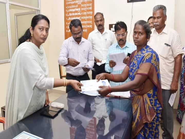 Two communities clashed at the temple festival in Madurai - District Collector gave relief money Madurai: கோயில் திருவிழாவில் மோதல்.. காயம் ஏற்பட்டோருக்கு நிவாரண தொகை வழங்கிய மாவட்ட ஆட்சியர் !