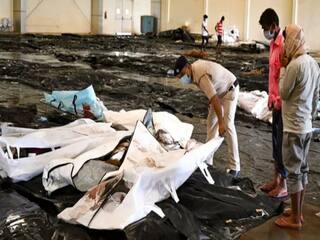 Odisha train accident survivor wakes up among the dead grabs leg of rescuer Odisha Train Accident : ஒடிஷா ரயில் விபத்து... பிணவறையில் இருந்து உயிருடன் எழுந்து வந்த நபர்....பரபர சம்பவம்...!