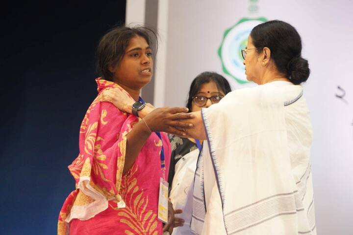মমতা বন্দ্যোপাধ্যায় বলেছিলেন, “যাঁরা ট্রমায় ভুগছেন তাঁদের প্রথমে এককালীন ১০ হাজার টাকা দেব। তারপর চার মাস পরিবার প্রতি ২ হাজার টাকা পাবে। পাশাপাশি চাল, ডাল, তেল সহ দেওয়া হবে।’’