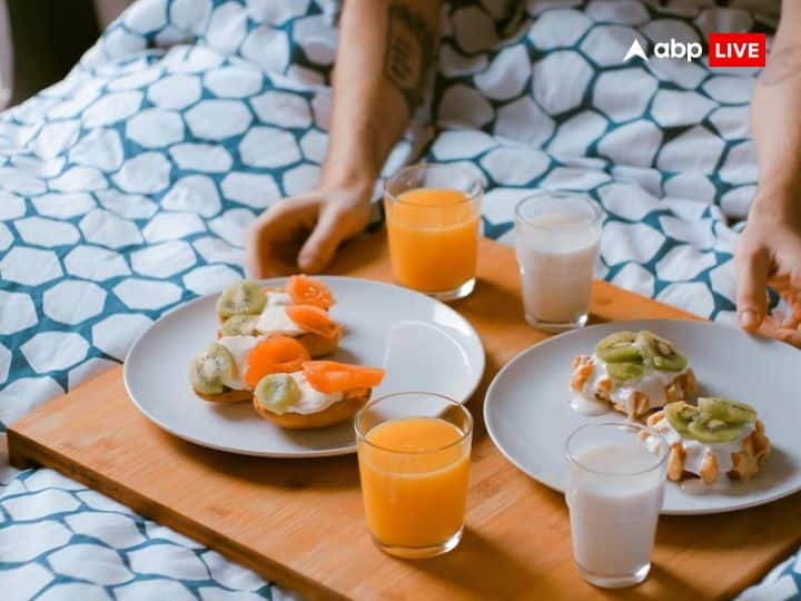 बिस्तर में भोजन करना माता लक्ष्मी का निरादर करने जैसा होता है. ऐसा भी माना जाता है कि खाने संबंध बृहस्पति और राहु से होता है. बिस्तर पर बैठकर खाने से राहु भी रुष्ट हो जाता है और समृद्धि का ह्रास होने लगता है.