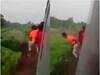 Shocking Video: ਚੱਲਦੀ ਟਰੇਨ ਦੇ ਦਰਵਾਜ਼ੇ ਨਾਲ ਲਟਕ ਕੇ ਹਵਾਬਾਜ਼ੀ ਕਰ ਰਿਹਾ ਸੀ ਨੌਜਵਾਨ, ਖੰਭੇ ਨਾਲ ਟਕਰਾਇਆ, ਵਾਇਰਲ ਹੋਇਆ ਵੀਡੀਓ