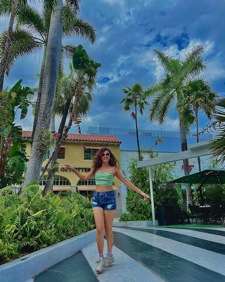 తెలుగు సినిమా ఝుమ్మంది నాదం సినిమా ద్వారా పరిచయం అయింది.