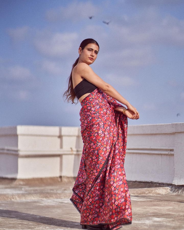 She wore a black tube top with the saree.